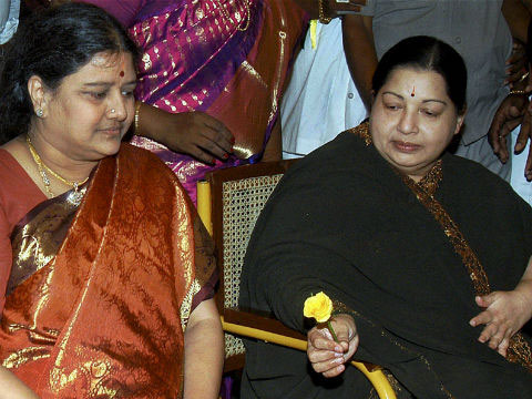 tamilnadu chief ministery jayalalita,jaya frient sasi kala,sasi trying for tamilanadu cm  తమిళ పీఠం కోసం శశికళ పావులు.?